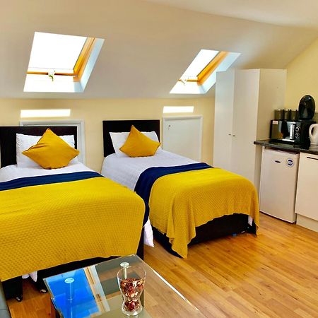 London Studio Apartments, Private Bathroom, Kitchenette, Parking, Np7 Kültér fotó