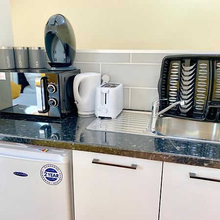 London Studio Apartments, Private Bathroom, Kitchenette, Parking, Np7 Kültér fotó